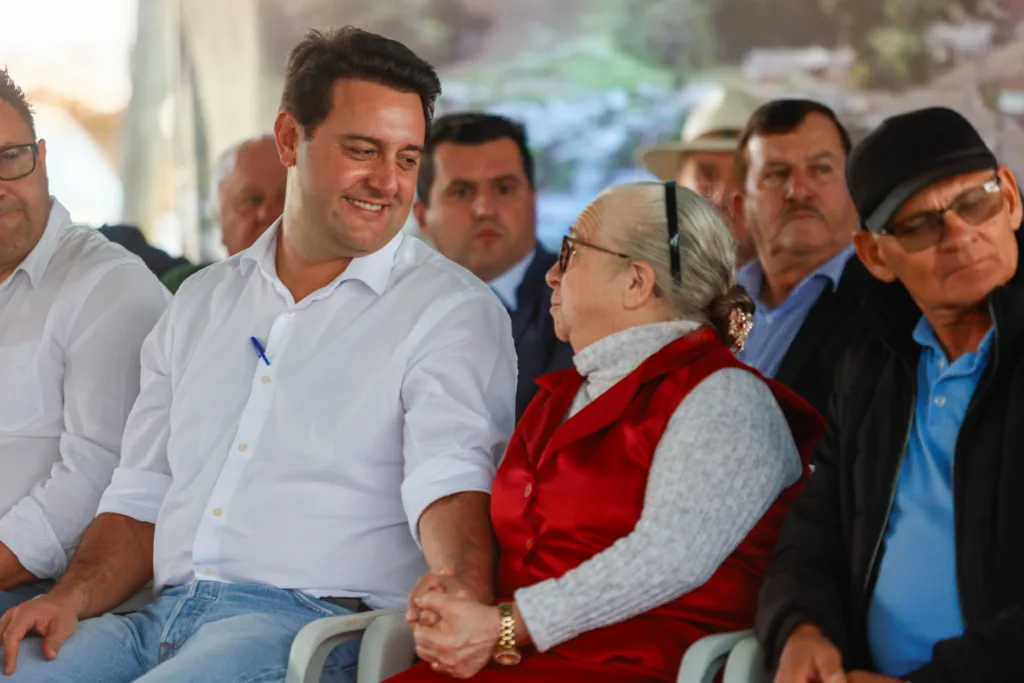 Ratinho Junior assina regularização de moradias e pavimentação para Reserva do Iguaçu 2 Ratinho Junior assina regularização de moradias e pavimentação para Reserva do Iguaçu