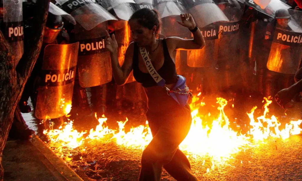 Pelo menos sete pessoas morreram durante os protestos iniciados nesta segunda-feira (29) na Venezuela contra a reeleição do presidente Nicolás Maduro. Ao mesmo tempo, manifestantes derrubaram estátuas do antigo líder Hugo Chávez, enquanto a representante da oposição no país garantiu ter provas de que os resultados eleitorais foram fraudulentos e que o verdadeiro vencedor é Edmundo González Urrutia. Segundo o grupo de ativistas pelos Direitos Humanos Foro Penal, especializado em prisioneiros políticos, pelo menos 46 pessoas foram detidas em manifestações por toda o país. As sete mortes foram confirmadas por fontes independentes, segundo o jornal espanhol El Mundo informou nesta terça-feira (30). As forças de segurança têm lançado gás lacrimogêneo e balas de borracha para dispersar as multidões em protesto. “Liberdade” e “este Governo vai cair” são algumas das frases repetidas pelos manifestantes. Foram registrados protestos até em áreas pobres de Caracas que até agora apoiavam o governo socialista de Maduro. Em algumas regiões foram ouvidos disparos."Vou lutar pela democracia do meu país. Roubaram-nos as eleições", lamentou um manifestante. "Precisamos continuar lutando pela juventude", disse outro. Em uma transmissão ao vivo do palácio presidencial, o presidente reeleito afirmou que as forças de segurança estavam agindo contra “manifestantes violentos”. As Forças Armadas têm apoiado Maduro e não há sinais de que os seus líderes estejam a romper com o regime. "Temos acompanhado todos os atos de violência promovidos pela extrema-direita. Posso dizer ao povo da Venezuela que estamos agindo", declarou. "Já conhecemos este filme, por isso, mais uma vez, juntamente com a união civil, militar e policial, estamos agindo. Nós já sabemos como eles operam". O Observatório Venezuelano de Conflitos disse ter registrado 187 protestos em 20 estados até às 18h de segunda-feira. "Foram reportados vários atos de repressão e violência por coletivos paramilitares e forças de segurança", declarou a entidade. Oposição As manifestações se espalharam depois de, na noite de segunda-feira, o presidente ter participado de uma reunião na qual o Conselho Nacional Eleitoral (CNE) proclamou sua reeleição para um terceiro mandato de seis anos. Maduro ignorou, desta forma, as críticas e dúvidas internacionais e da oposição sobre a contagem dos votos, dizendo que a Venezuela estava sendo alvo de “um golpe de Estado” de natureza “fascista e contrarrevolucionária”. Após o anúncio de Maduro, a líder da oposição, Maria Corina Machado, disse aos jornalistas que a análise dos registros da votação disponíveis até ao momento demonstrava claramente que o próximo presidente "será Edmundo Gonzalez Urrutia". Segundo Machado, as provas revelam uma vantagem "matematicamente irreversível" para Urrutia, com 6,27 milhões de votos contra apenas 2,75 milhões para Maduro. Nas primeiras horas de segunda-feira, o CNE informou que Maduro tinha conquistado 51,2% dos votos, contra os 44,2% de Gonzalez Urrutia.
