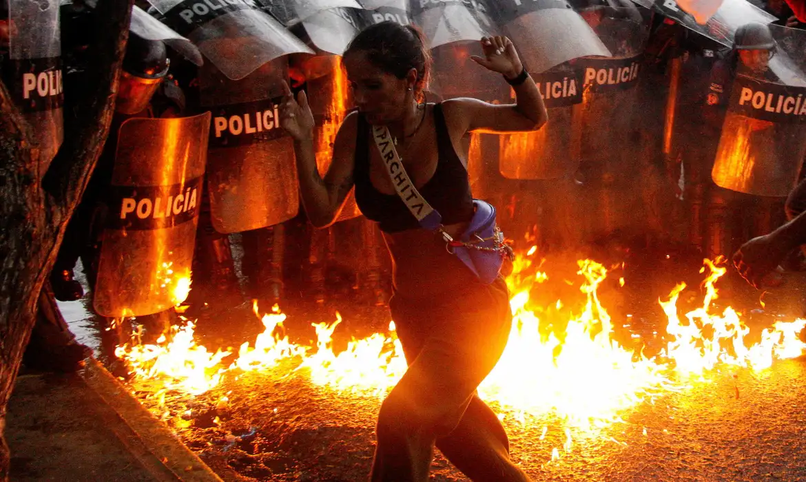 Venezuela pelo menos 7 morrem em protestos contra reeleição de Maduro