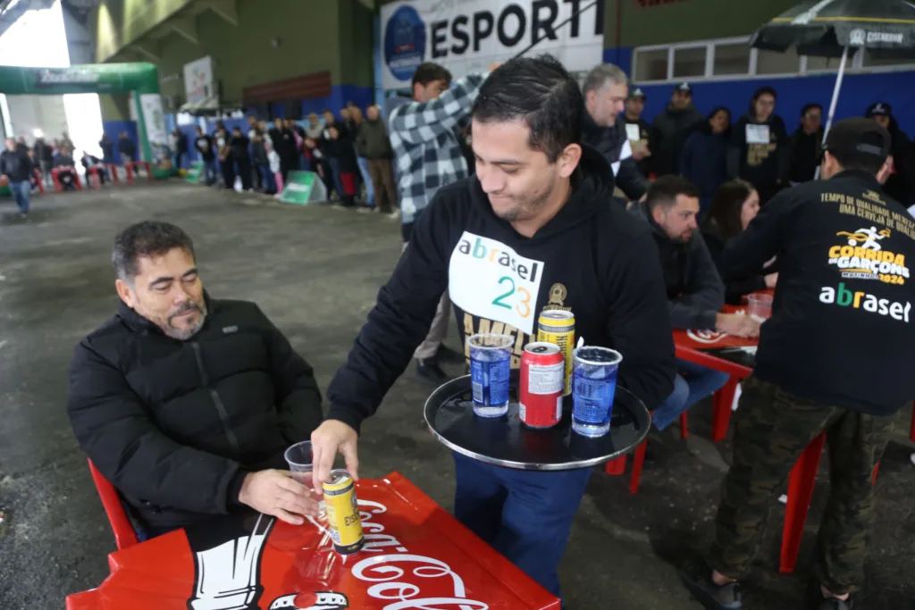 Corrida de Garçons reúne 45 profissionais e leva animação a Matinhos, no Litoral