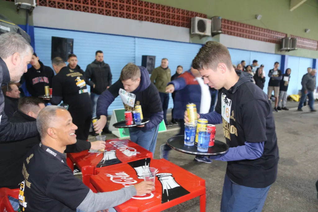 Corrida de Garçons reúne 45 profissionais e leva animação a Matinhos, no Litoral