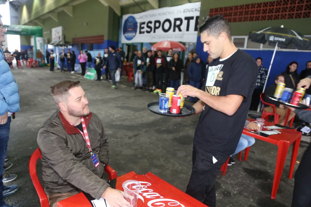 Corrida de Garçons reúne 45 profissionais e leva animação a Matinhos, no Litoral