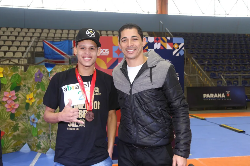 Corrida de Garçons reúne 45 profissionais e leva animação a Matinhos, no Litoral