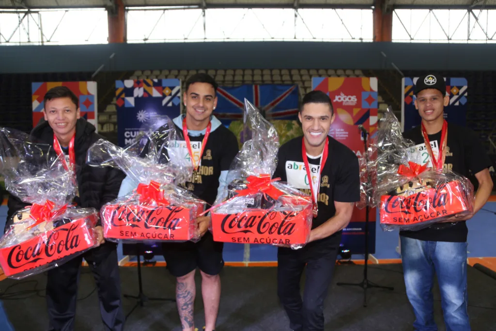 Corrida de Garçons reúne 45 profissionais e leva animação a Matinhos, no Litoral