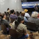 Reuniões comunitárias orientam como fazer a correta ligação na rede de esgoto Foto: Sanepar