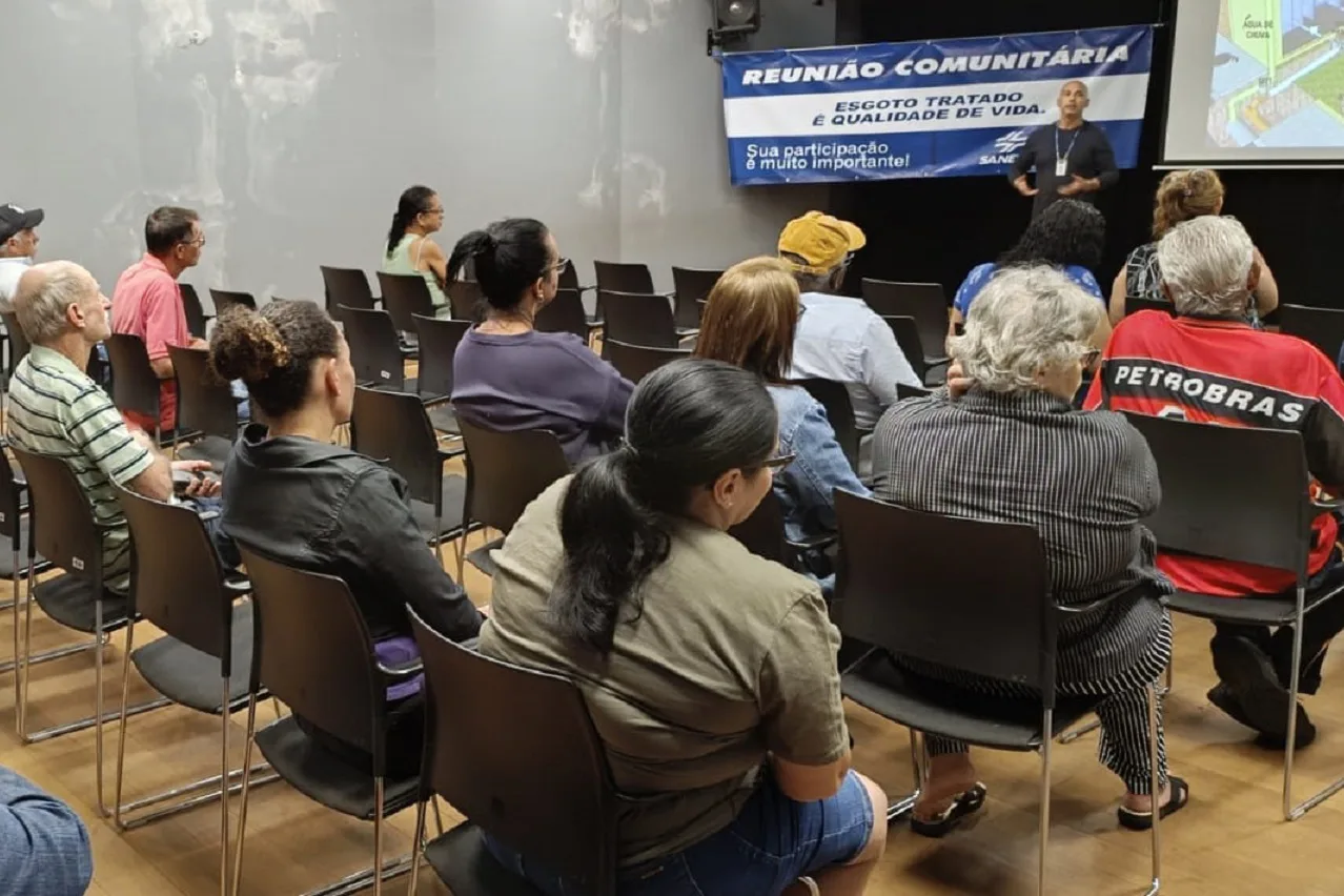 Reuniões comunitárias orientam como fazer a correta ligação na rede de esgoto Foto: Sanepar