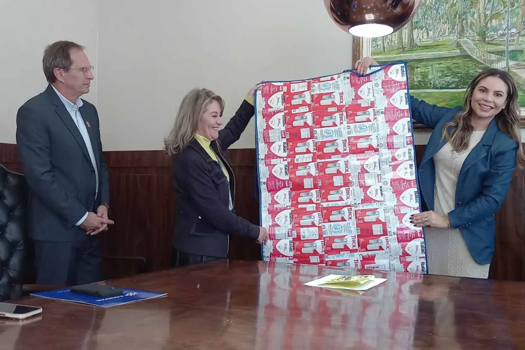 Sanepar entrega mais de 100 quilos de material reciclável para programa da Alep