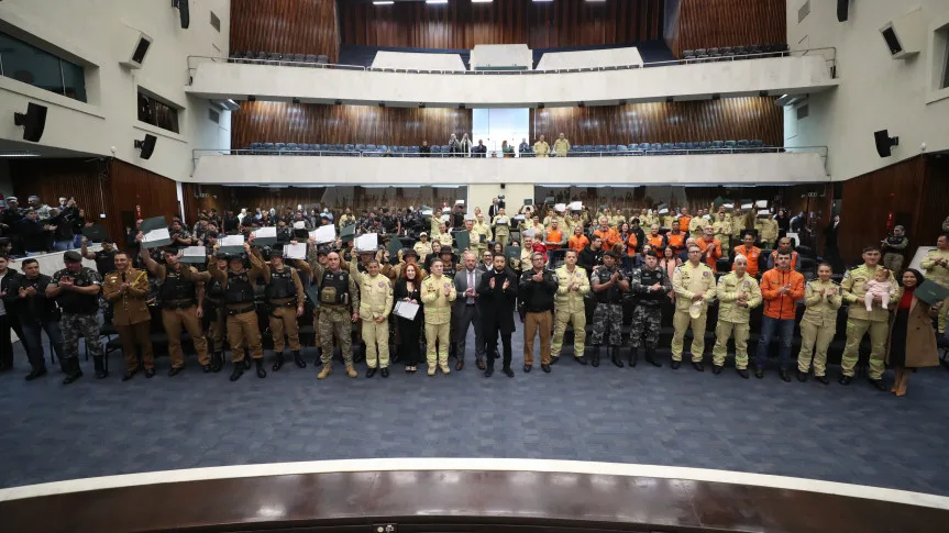 A sessão solene no plenário da Assembleia reconheceu atuação das Forças de Segurança do Paraná no Rio Grande do Sul.