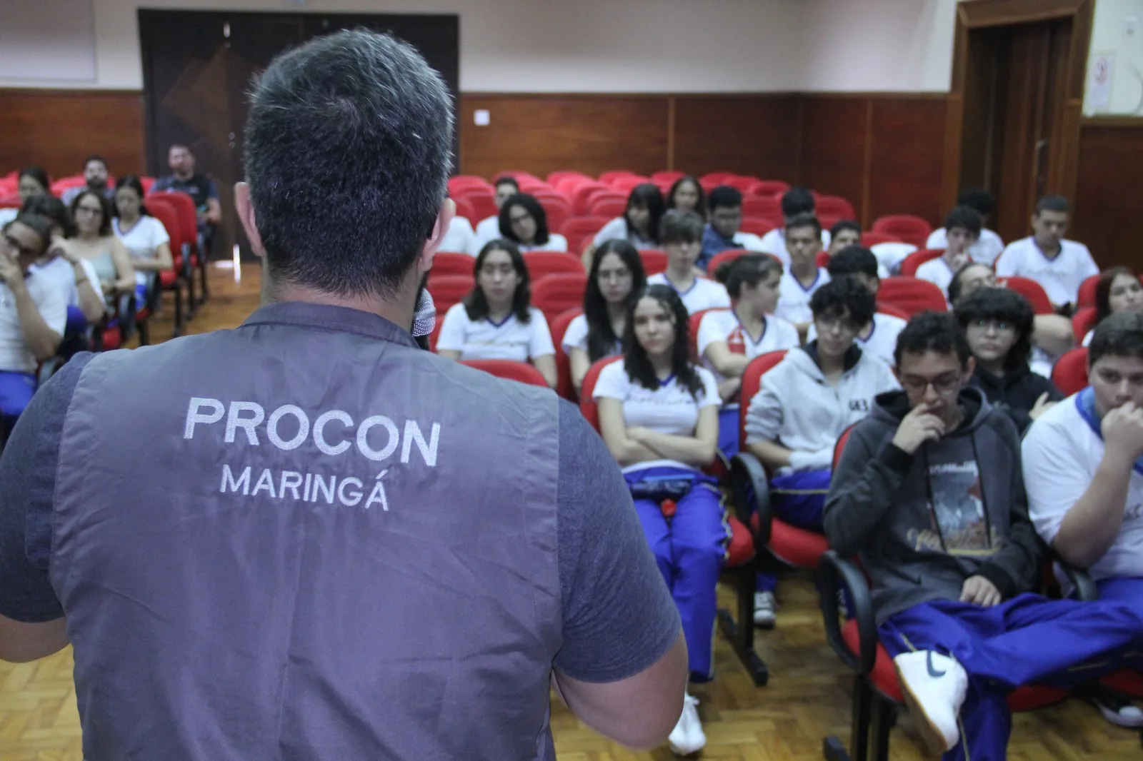 Procon Mirim orienta alunos sobre educação financeira