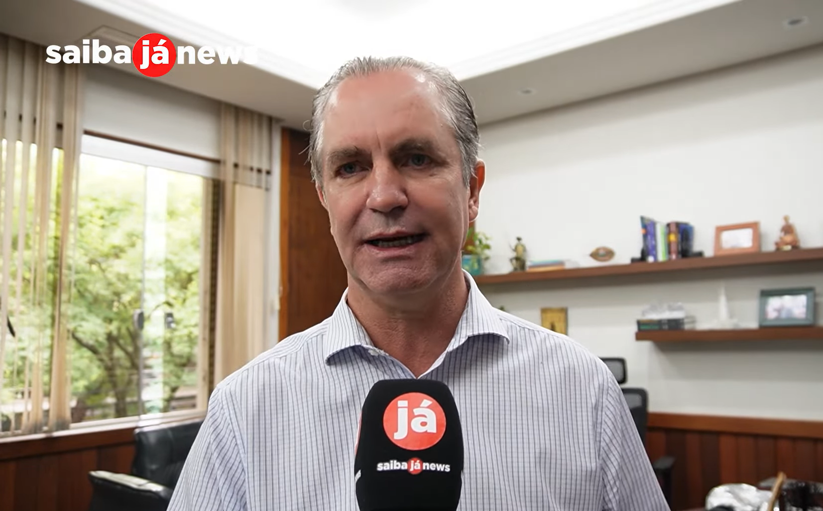 Prefeito Ulisses Maia durante entrevista ao repórter Jota Silva do Saiba Já News em 5 de dez. de 2023