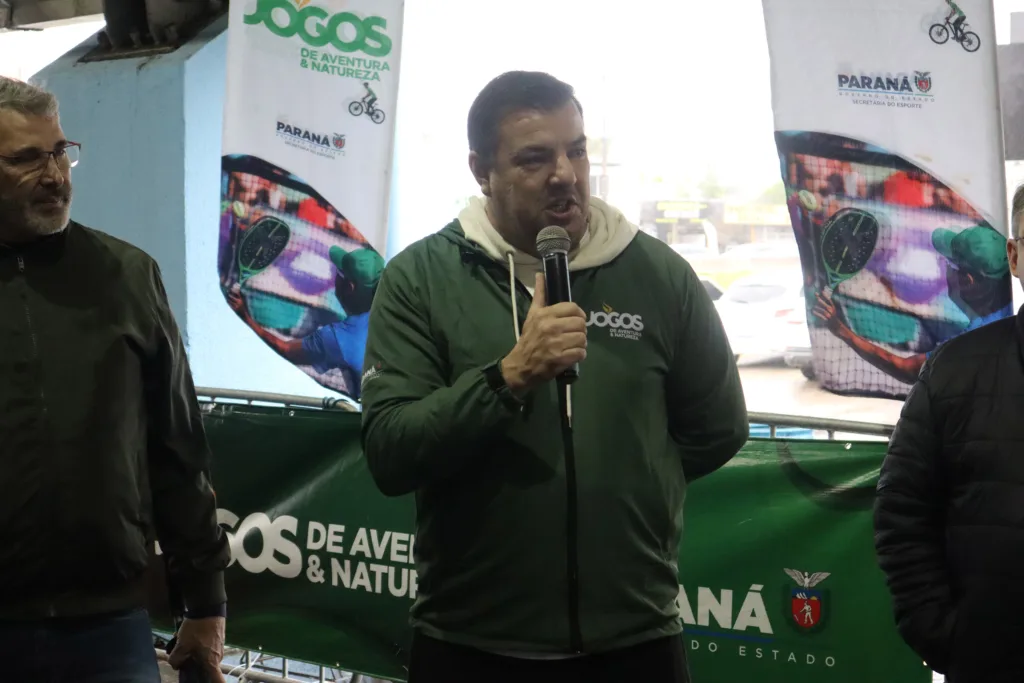 Corrida de Garçons reúne 45 profissionais e leva animação a Matinhos, no Litoral