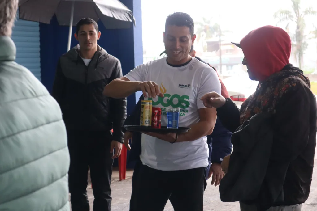 Corrida de Garçons reúne 45 profissionais e leva animação a Matinhos, no Litoral