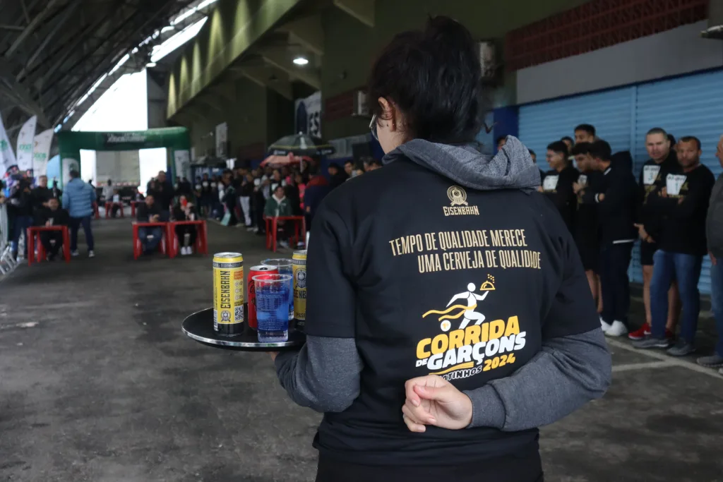 Corrida de Garçons reúne 45 profissionais e leva animação a Matinhos, no Litoral