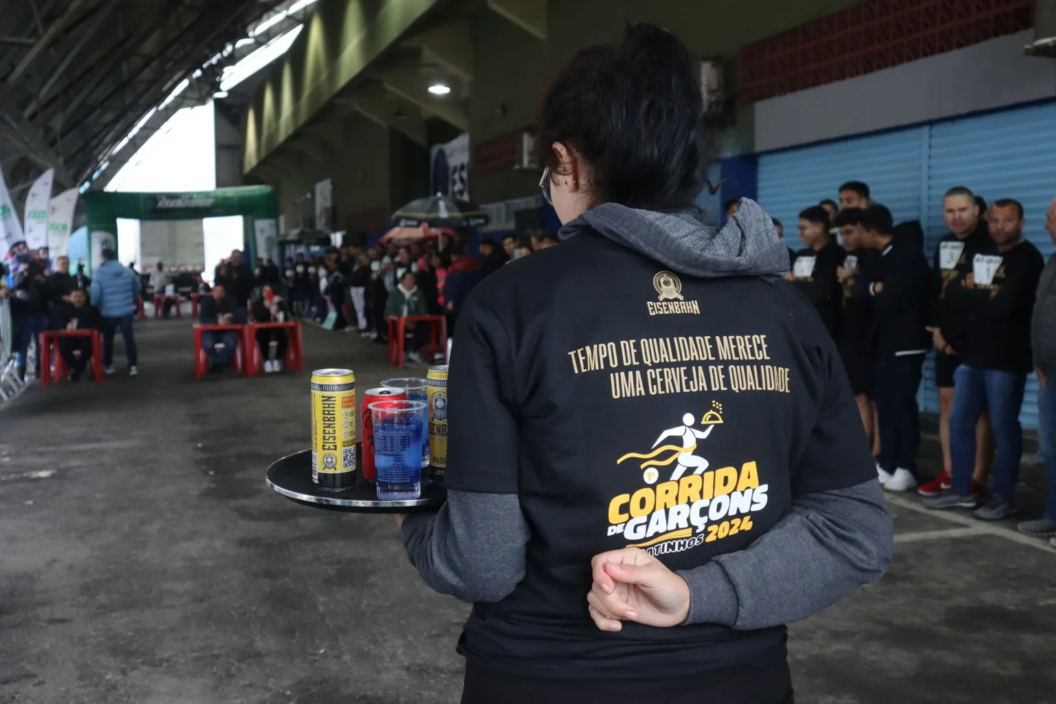 Corrida de Garçons reúne 45 profissionais e leva animação a Matinhos, no Litoral