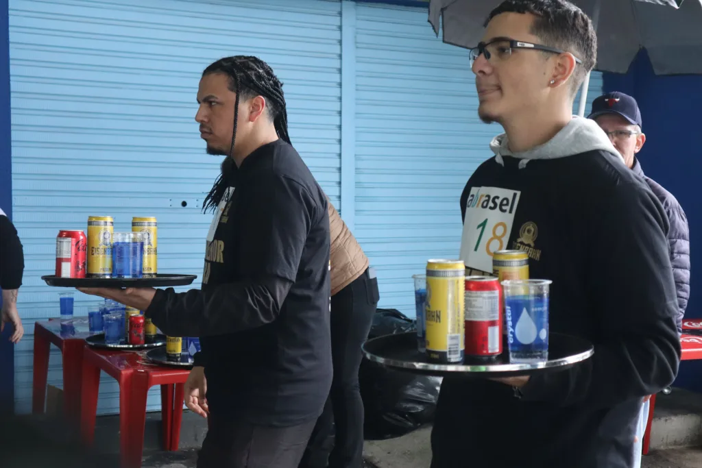 Corrida de Garçons reúne 45 profissionais e leva animação a Matinhos, no Litoral