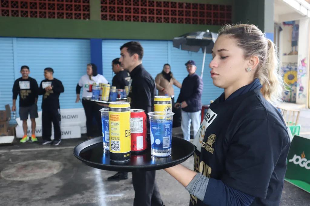 Corrida de Garçons reúne 45 profissionais e leva animação a Matinhos, no Litoral
