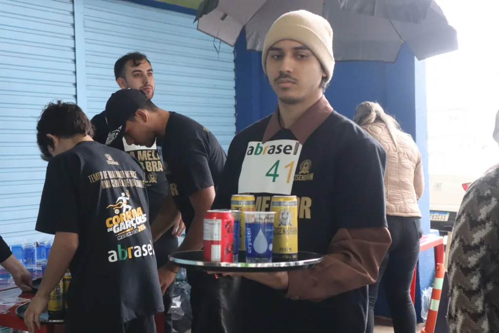 Corrida de Garçons reúne 45 profissionais e leva animação a Matinhos, no Litoral