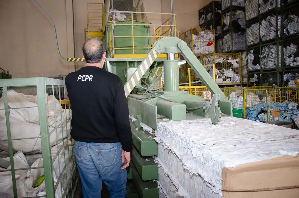 PCPR descarta 5,6 toneladas de documentos arquivados em delegacias da Capital Foto: Fábio Dias/EPR