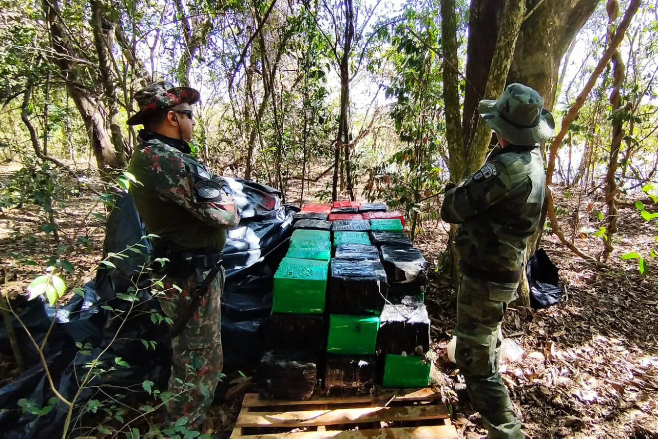 Polícia Ambiental apreende 933,85 kg de substância análoga a maconha em Umuarama Foto: Polícia Ambiental do Paraná/PMPR