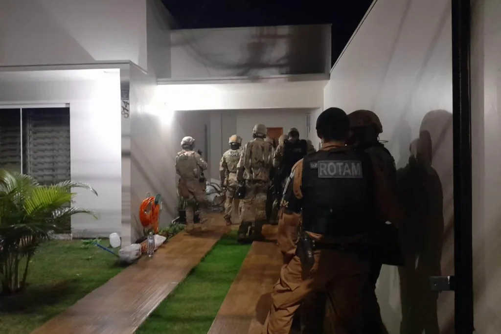 Um homem de 49 anos manteve sua mãe, de 70 anos, e uma vizinha, de 63 anos, como reféns por cerca de seis horas.