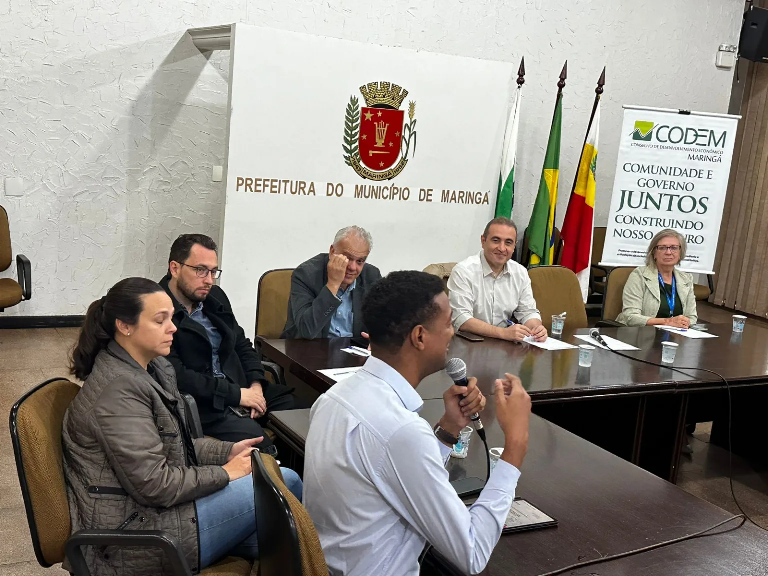 O Plano diretor do Aeroporto de Maringá está sendo desenvolvido e já existe inclusive um estudo em andamento para realizar o planejamento conceitual do aeroporto.