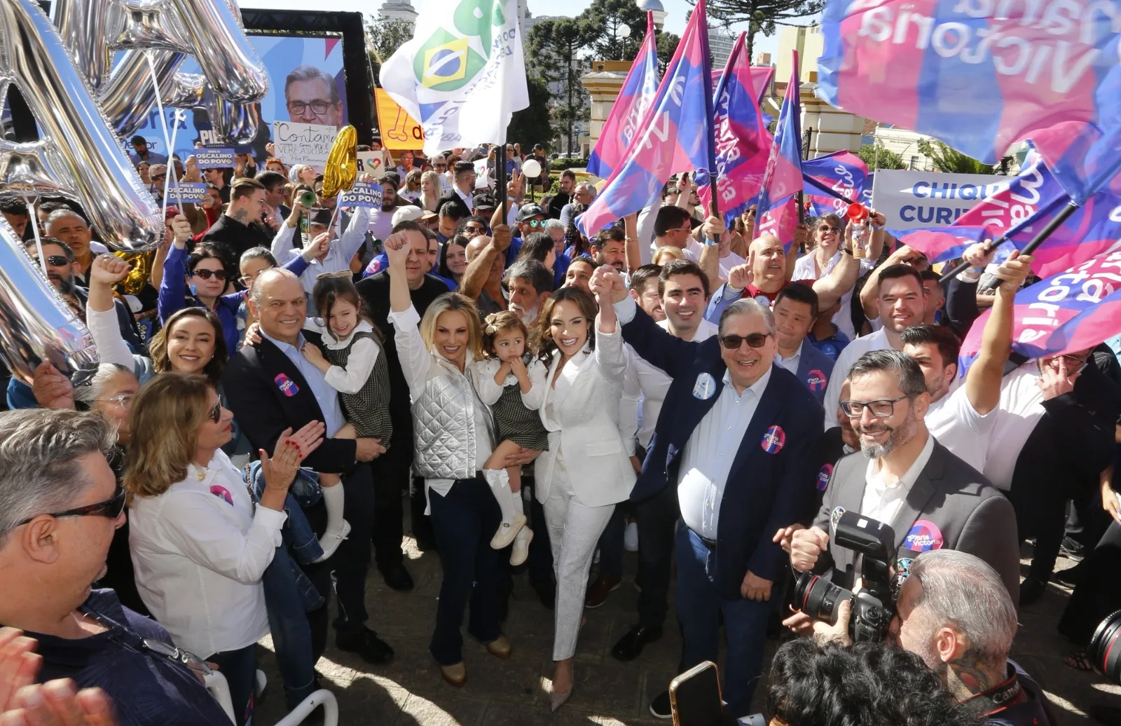 Maria Victoria (PP) mobiliza candidatos e apoiadores para distribuição de materiais no sábado A candidata a prefeita de Curitiba, Maria Victoria (PP), e o candidato a vice, Walter Petruzziello (PP), reunirão candidatos a vereador e apoiadores da coligação Curitiba Melhor para Todos para a entrega de materiais na manhã deste sábado (17). Também serão colocados perfurades e adesivos da coligação nos veículos. O evento está marcado para as 10h no comitê central da campanha localizado na rua Manoel Ribas 842, Mercês.