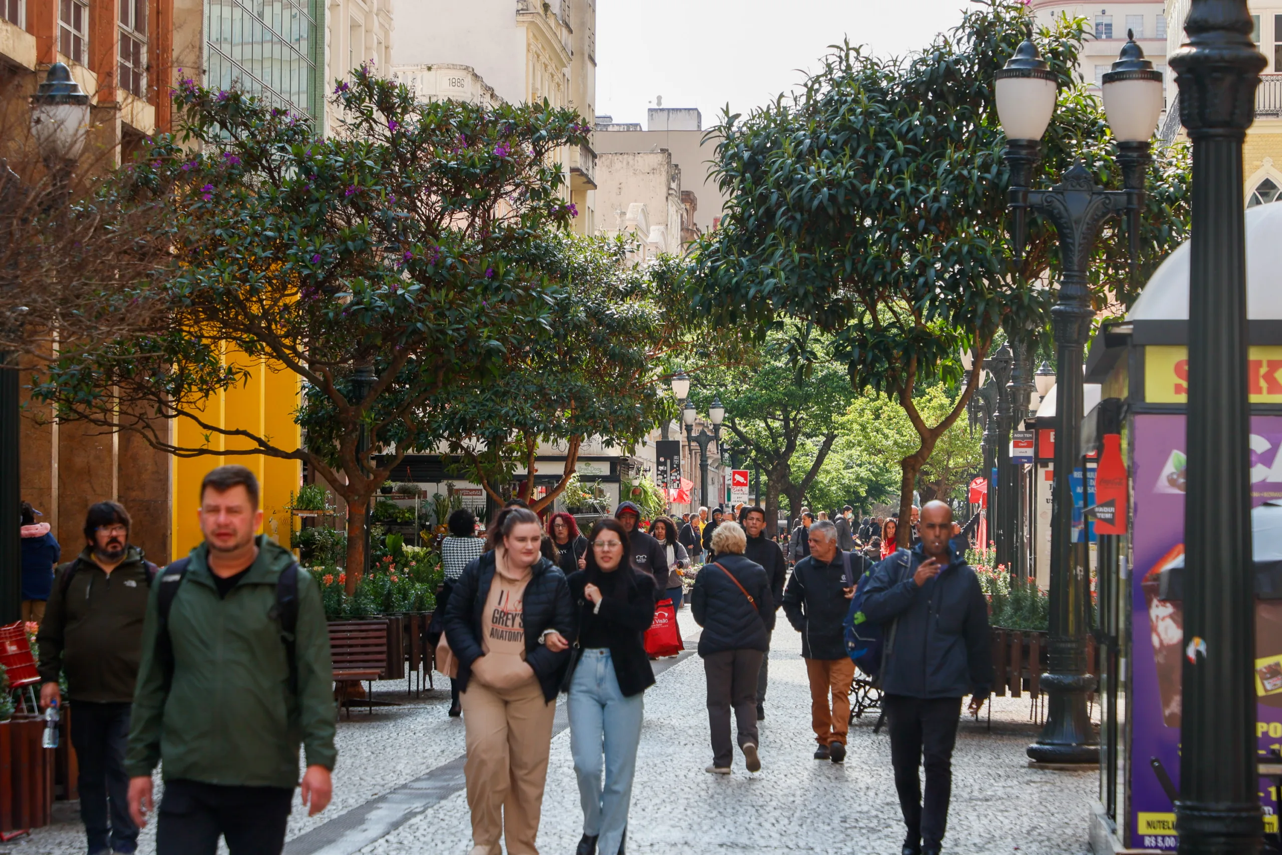 Comércio, frio rua de Curitiba, pessoas transitando