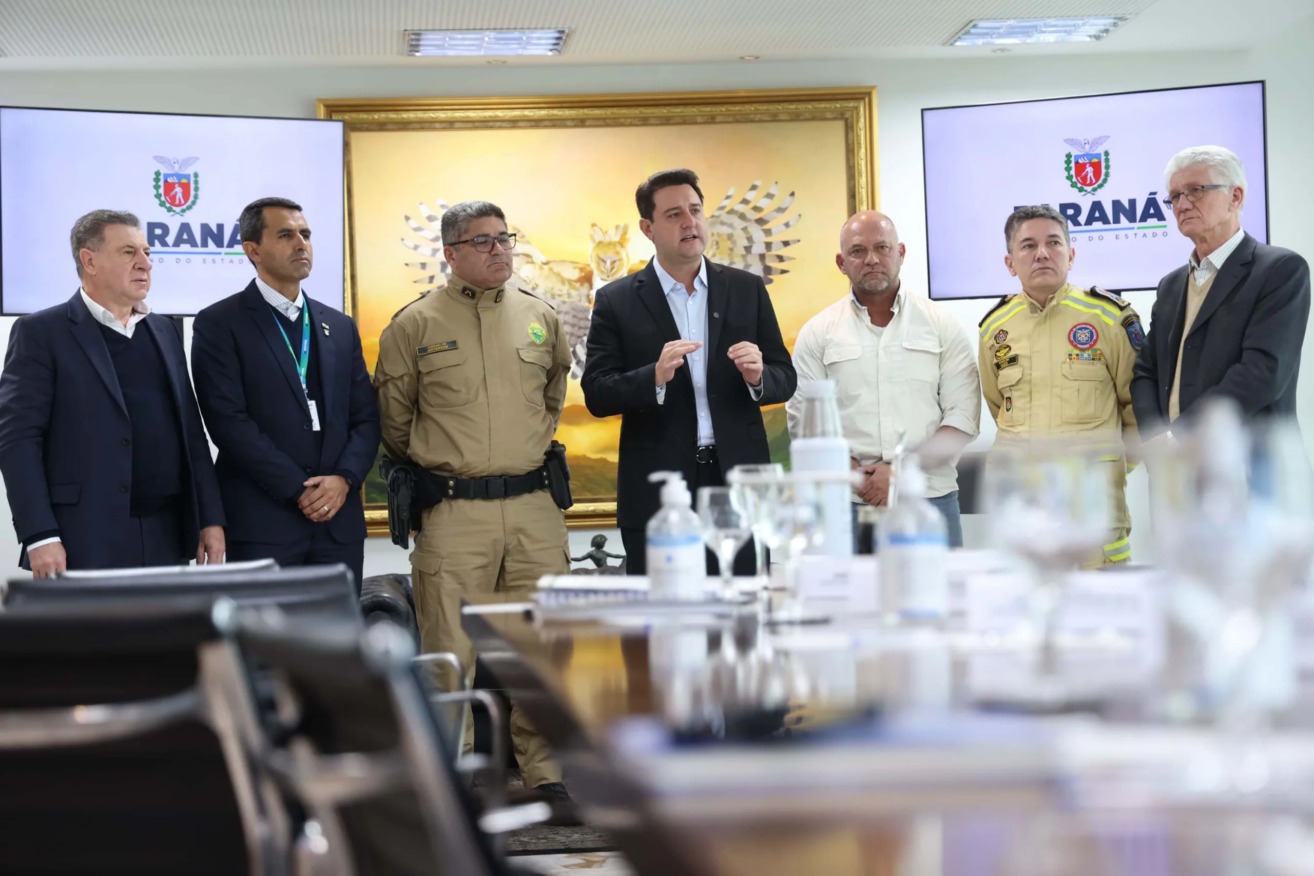 O governador Carlos Massa Ratinho Junior mandou nesta segunda-feira (19) para a Assembleia Legislativa do Paraná dois projetos de lei que propõem uma reestruturação completa na carreira de policiais militares e bombeiros militares, com ganhos nos salários. Foto: Jonathan Campos/AEN