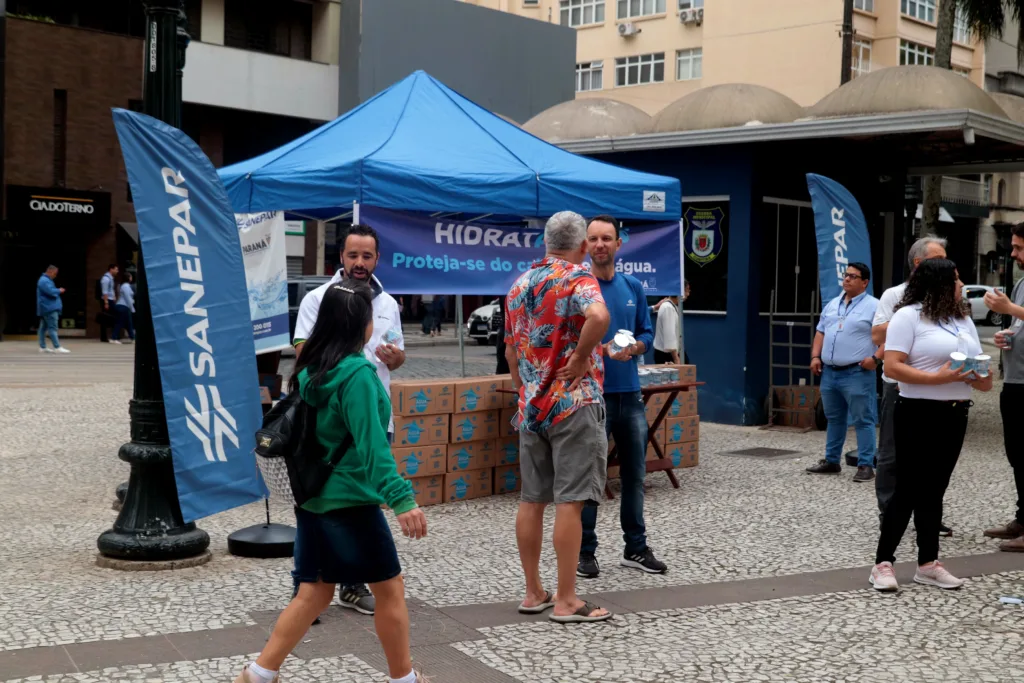 Sanepar distribui copos de água potável para incentivar consumo e proteger a saúde