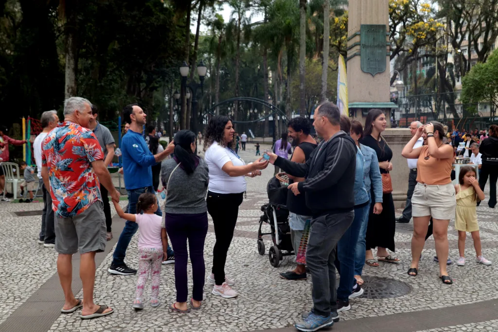 Sanepar distribui copos de água potável para incentivar consumo e proteger a saúde