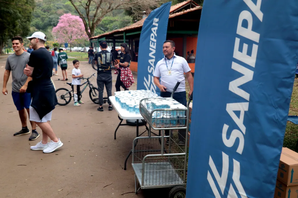 Sanepar distribui copos de água potável para incentivar consumo e proteger a saúde