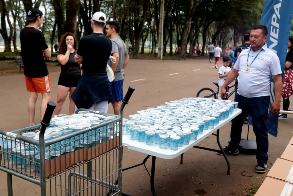 Sanepar distribui copos de água potável para incentivar consumo e proteger a saúde