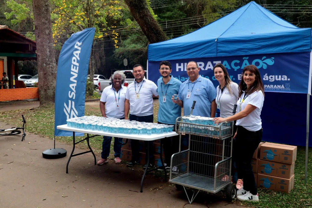 Sanepar distribui copos de água potável para incentivar consumo e proteger a saúde