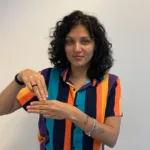 Isadora Maria, pessoa surda e uma das participantes do projeto 'Maringá em Sinais', realiza o sinal de Maringá em Libras (Crédito: Divulgação / PMM)