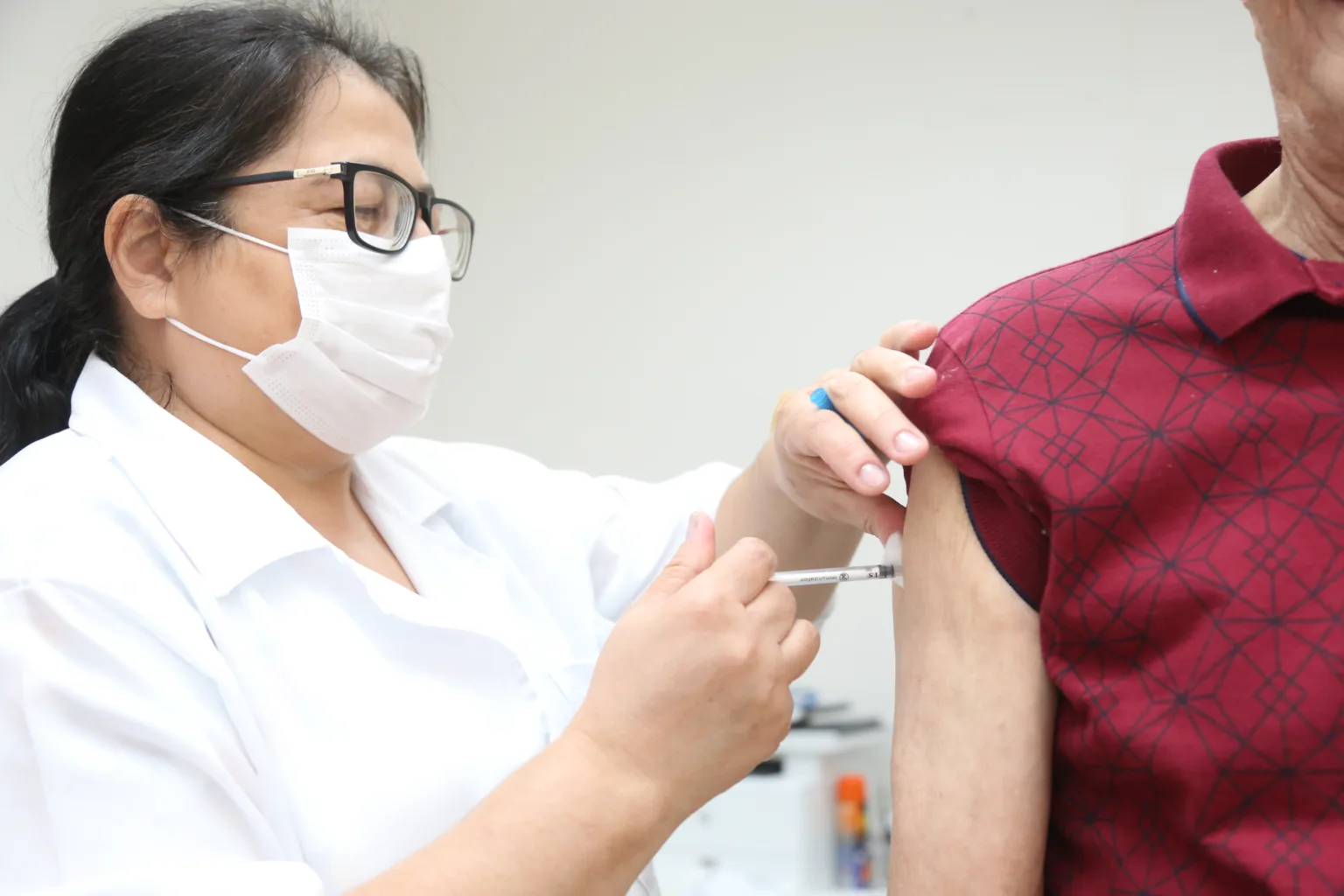 mulher aplicando vacina