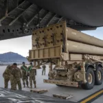 Esta imagem fornecida pela Força Aérea dos EUA mostra a estação de lançamento do Terminal High Altitude Area Defense (THAAD) do Exército dos EUA se preparando para carregar um C-17 Globemaster III do 4º Esquadrão de Transporte Aéreo em Fort Bliss, Texas, em 23 de fevereiro de 2019. (Sargento Cory D. Payne/Força Aérea dos EUA)