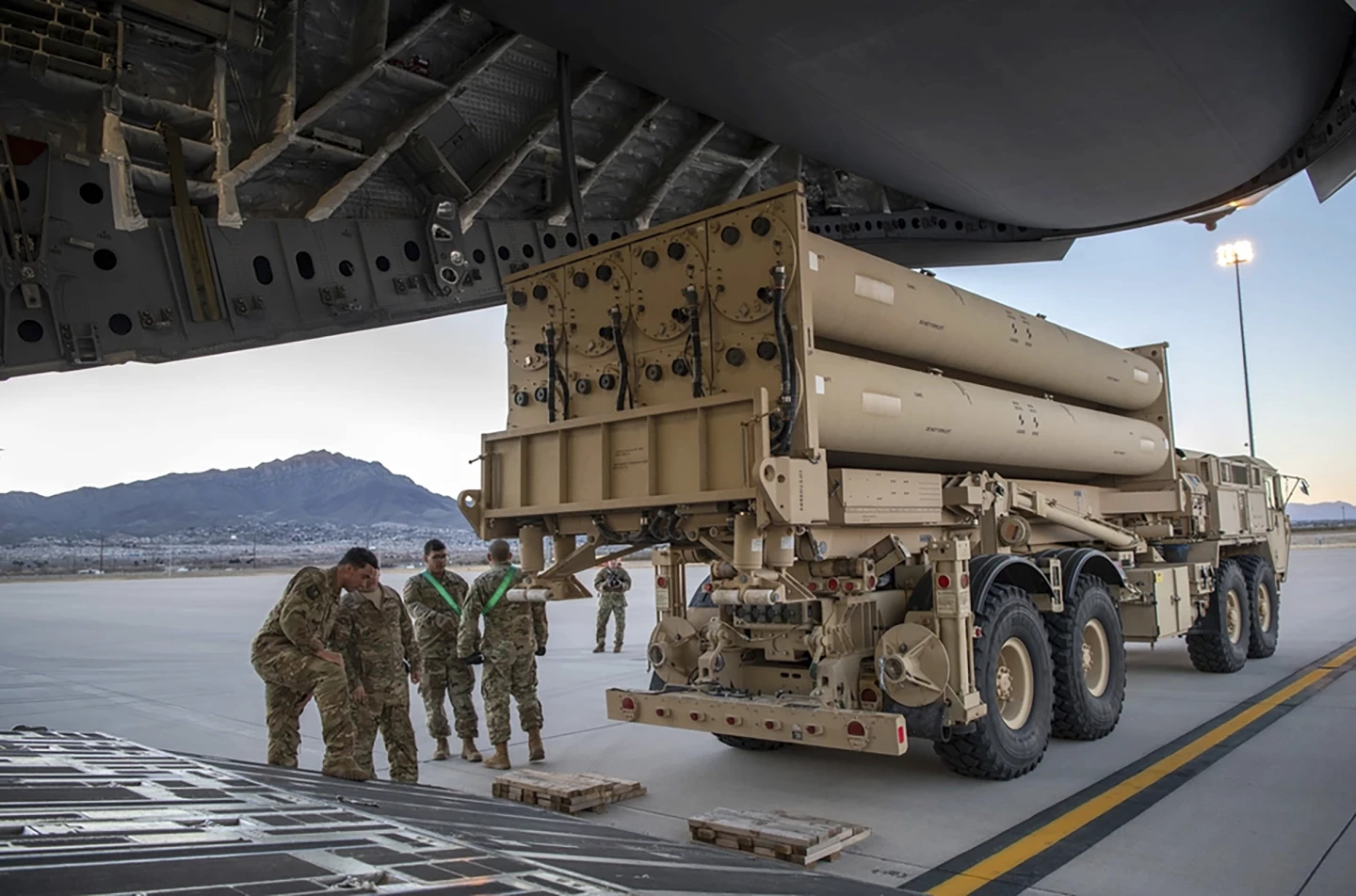 Esta imagem fornecida pela Força Aérea dos EUA mostra a estação de lançamento do Terminal High Altitude Area Defense (THAAD) do Exército dos EUA se preparando para carregar um C-17 Globemaster III do 4º Esquadrão de Transporte Aéreo em Fort Bliss, Texas, em 23 de fevereiro de 2019. (Sargento Cory D. Payne/Força Aérea dos EUA)