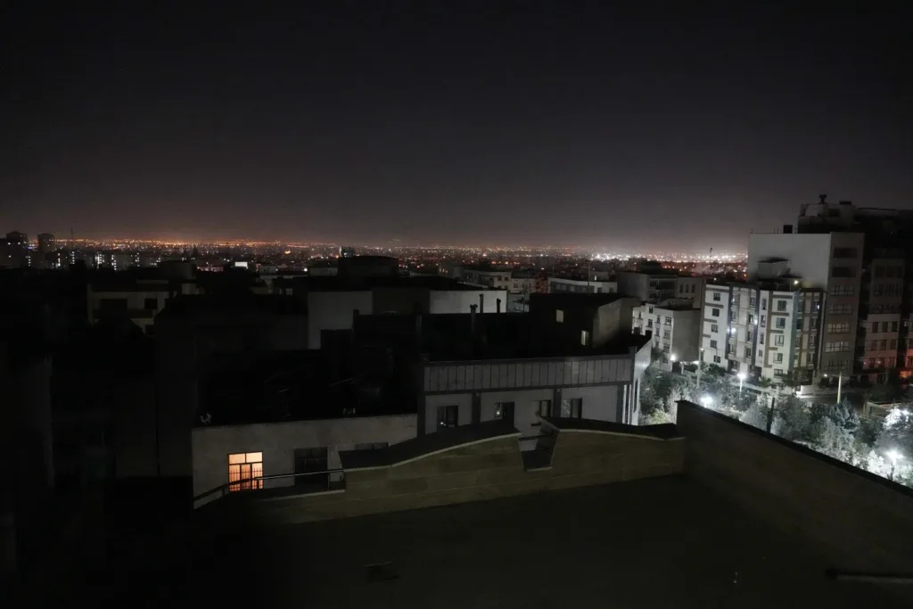 Uma vista de Teerã, capital do Irã, é vista no início do sábado, 26 de outubro de 2024.