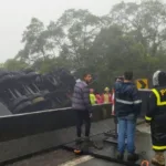 Carreta tombou em cima de uma van com atletas de uma equipe de remo. Foto: Divulgação/PRF.