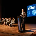 Curitiba, 22 de outubro de 2024 - O governador Carlos Massa Ratinho Junior participa, no Teatro Guaíra, do evento sobre Inteligência Artificial e Sanção da Lei de Aprovação do Plano de IA para o Serviço Público do Paraná. Foto: Roberto Dziura Jr/AEN