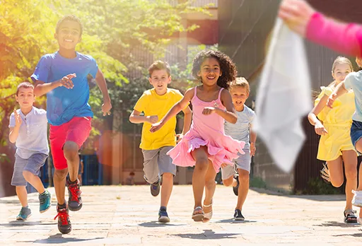 Crianças correndo