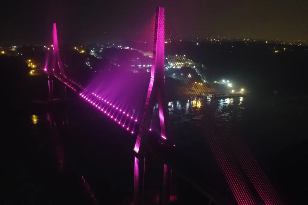 Ponte da Integração Brasil – Paraguai é iluminada na cor rosa durante o mês de outubro
Foto: DER-PR