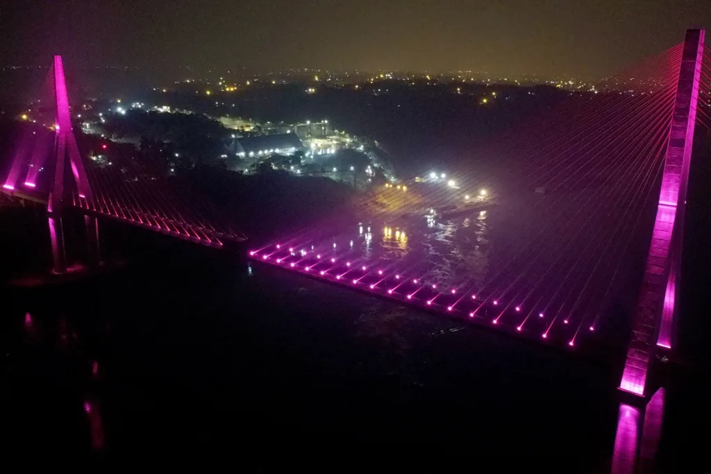 Ponte da Integração Brasil – Paraguai é iluminada na cor rosa durante o mês de outubro
Foto: DER-PR