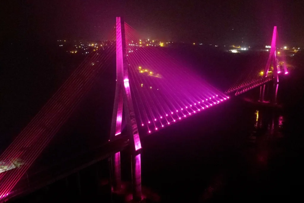 Ponte da Integração Brasil – Paraguai é iluminada na cor rosa durante o mês de outubro
Foto: DER-PR