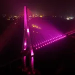 Ponte da Integração Brasil – Paraguai é iluminada na cor rosa durante o mês de outubro Foto: DER-PR