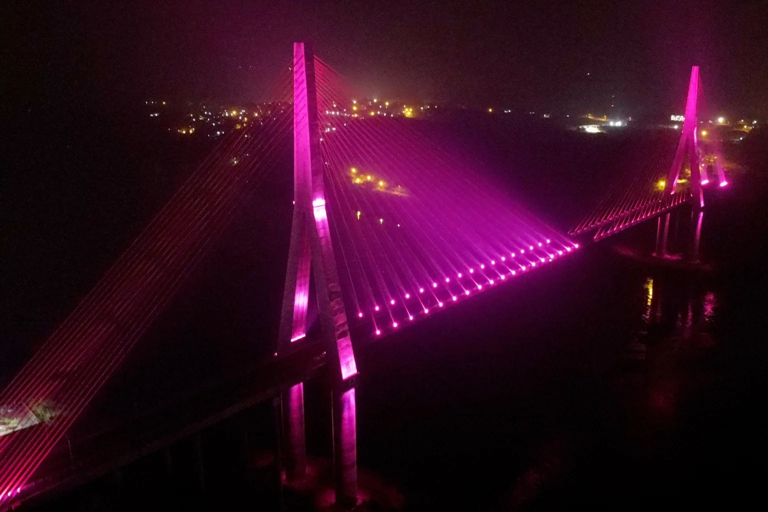 Ponte da Integração Brasil – Paraguai é iluminada na cor rosa durante o mês de outubro Foto: DER-PR