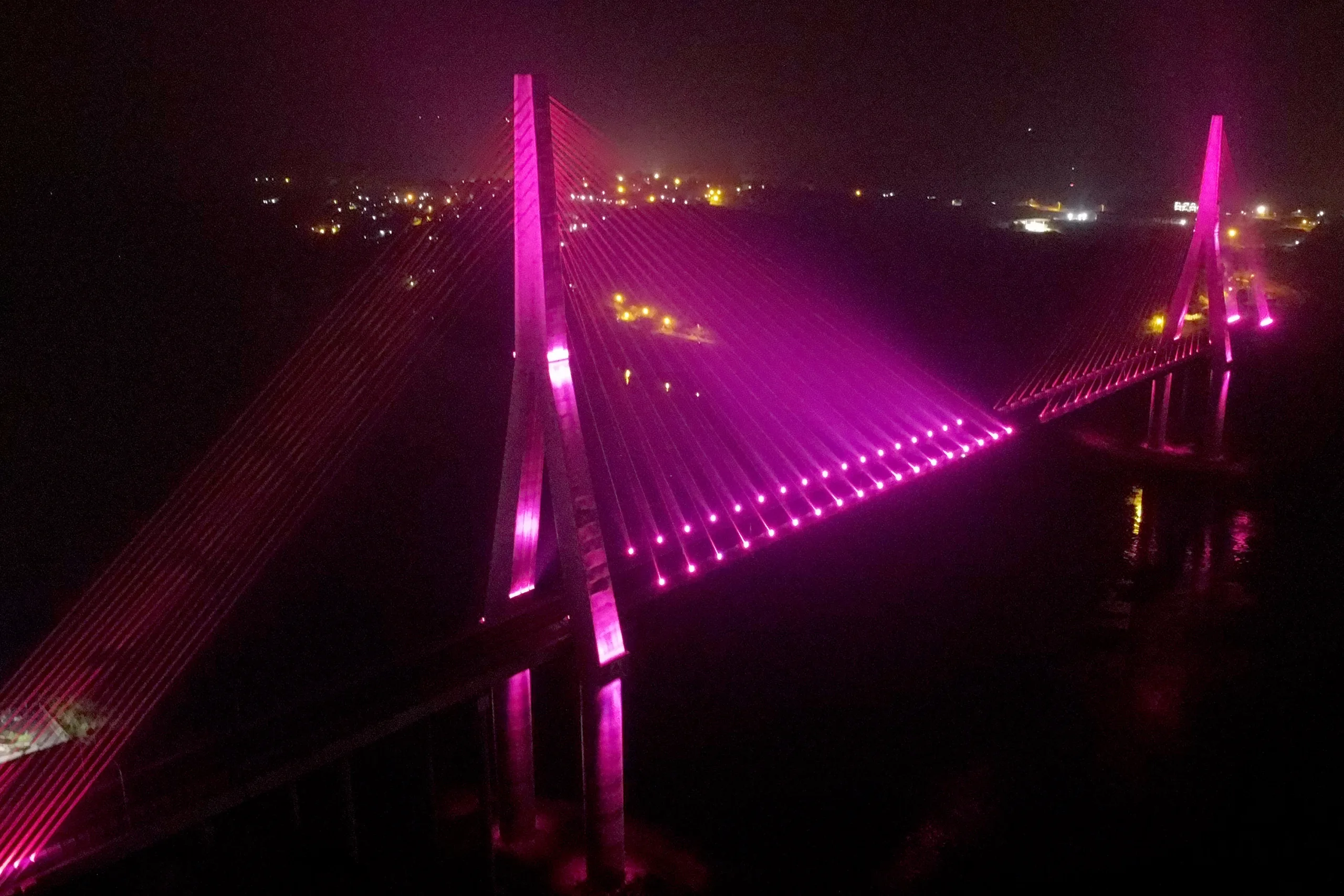 Ponte da Integração Brasil – Paraguai é iluminada na cor rosa durante o mês de outubro Foto: DER-PR