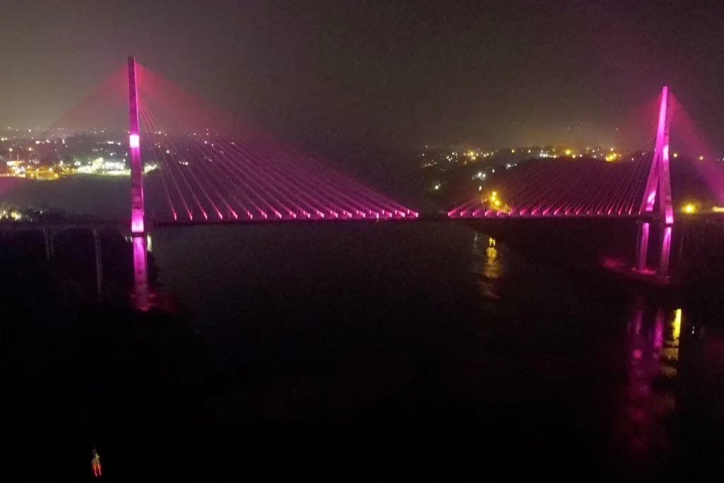 Ponte da Integração Brasil – Paraguai é iluminada na cor rosa durante o mês de outubro
Foto: DER-PR