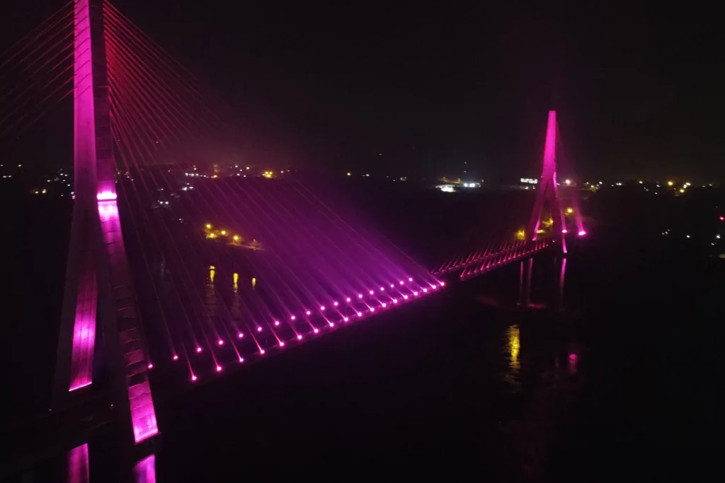 Ponte da Integração Brasil – Paraguai é iluminada na cor rosa durante o mês de outubro
Foto: DER-PR