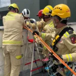 Bombeiros resgatam mulher que ficou pendurada em 9º andar de prédio em Curitiba